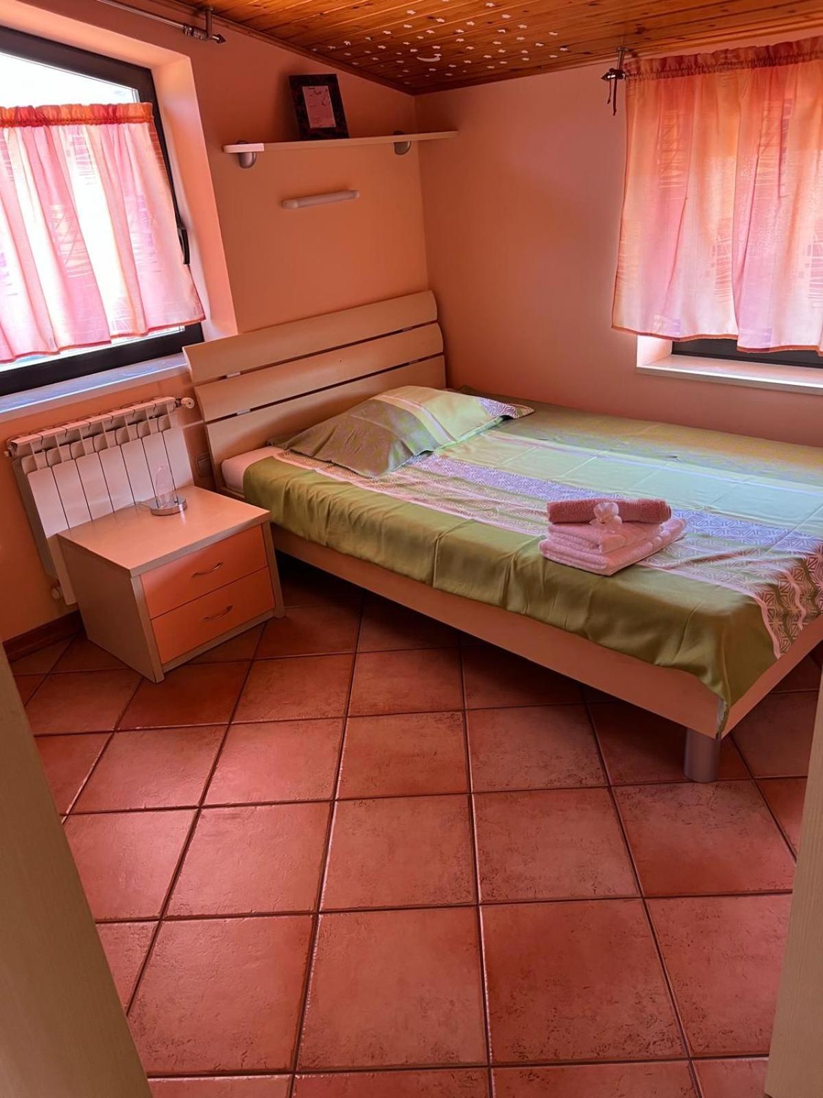 Apartma Mimi Dekani Eksteriør billede